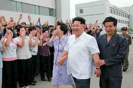 平壌の生物技術研究機関を訪ねた金正恩第１書記　KCNA-REUTERS