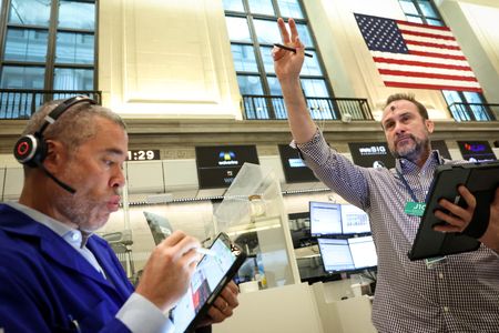 米ニューヨーク証券取引所（ＮＹＳＥ）のフロアで１８日撮影。REUTERS/Brendan McDermid