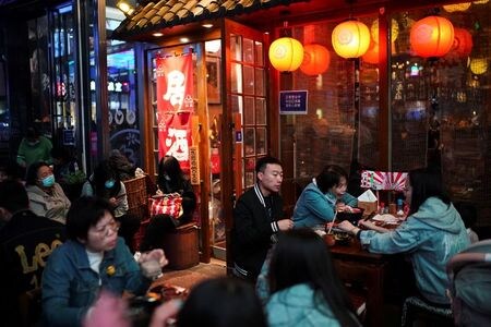 　前週末に「中国ファッションウイーク」の会場となった北京の工場倉庫跡地。多くの人で埋め尽くされ、ランウェーを歩くモデルたちはマスクもせず、観客も社会距離の確保などすっかり忘れ去ったかのようだった。写真は北京のレストランで２５日撮影（２０２０年　ロイター/Tingshu Wang）