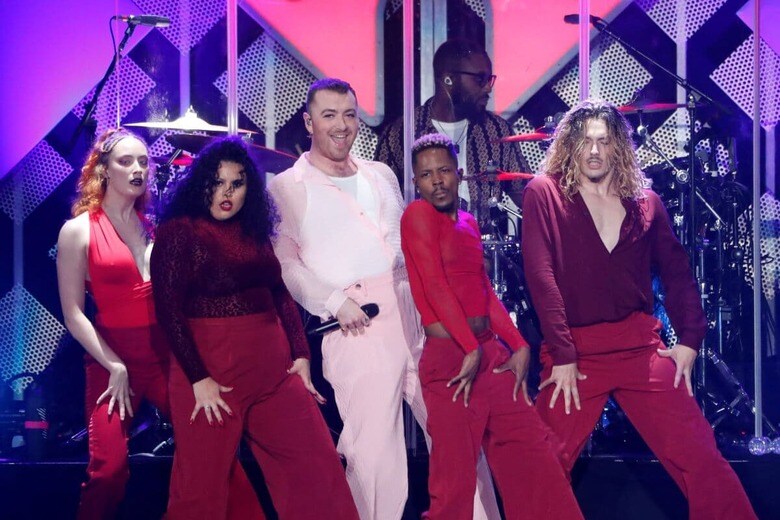 ステージでパフォーマンスを披露するサム・スミス（2019年12月）　Mario Anzuoni-Reuters