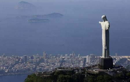 １０月１５日、格付け会社フィッチは、ブラジルの信用格付けを従来のＢＢＢからＢＢＢマイナスに引き下げた。写真は２０１５年２月、リオデジャネイロで撮影（２０１５年　ロイター/Ricardo Moraes）