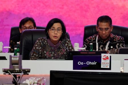 　１月１９日、インドネシア財務省は、スリ・ムルヤニ財務相（写真）は「国家財政を管理するという職務を担い続ける」とする声明を発表した。写真は昨年８月、ジャカルタで撮影（２０２４年　ロイター/Willy Kurniawan）