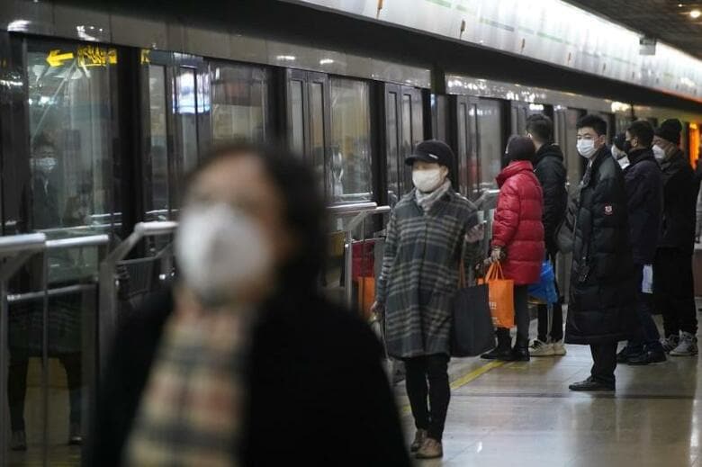 中国当局は、23日時点で新型コロナウイルスによる肺炎の発症者が830人に達し、死者は25人になったと確認した。国家衛生健康委員会が24日に発表した。写真は上海の地下鉄駅で23日に撮影（2020年　ロイター／Aly Song）