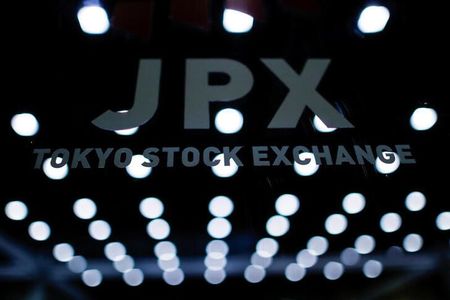 　７月３日、東京株式市場で日経平均は、前営業日比５６４円２９銭高の３万３７５３円３３銭と、大幅に反発して取引を終えた。写真は東京証券取引所で２０２０年１０月撮影（２０２３年　ロイター／Issei Kato）
