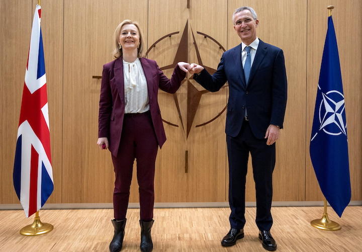 リズ・トラス英外相（左）とNATOのストルテンベルグ事務総長（1月24日、ブリュッセルのNATO本部）Olivier Matthys/REUTERS