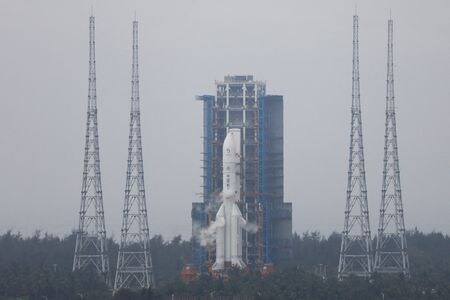 中国は３日、無人月面探査機「嫦娥６号」を打ち上げた。月の裏側から岩石や土壌の試料（サンプル）を採取し持ち帰る世界初のミッションに挑む。写真は海南島の打ち上げ施設。５月３日撮影（２０２４年　ロイター/Eduardo Baptista）