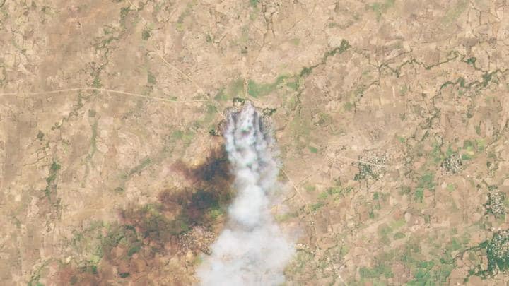 3月15日に撮影されたモンユワ県チャウンウー郡の衛星写真。今もなお激しい戦闘が続いていることを示している。　REUTERS