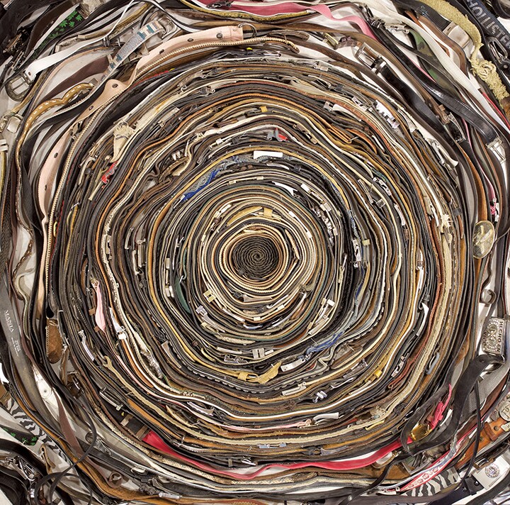 拘束された不法入国者から没収されたベルト。強制送還の際は、ベルトのいらないズボンと靴ひものない靴を身に着ける