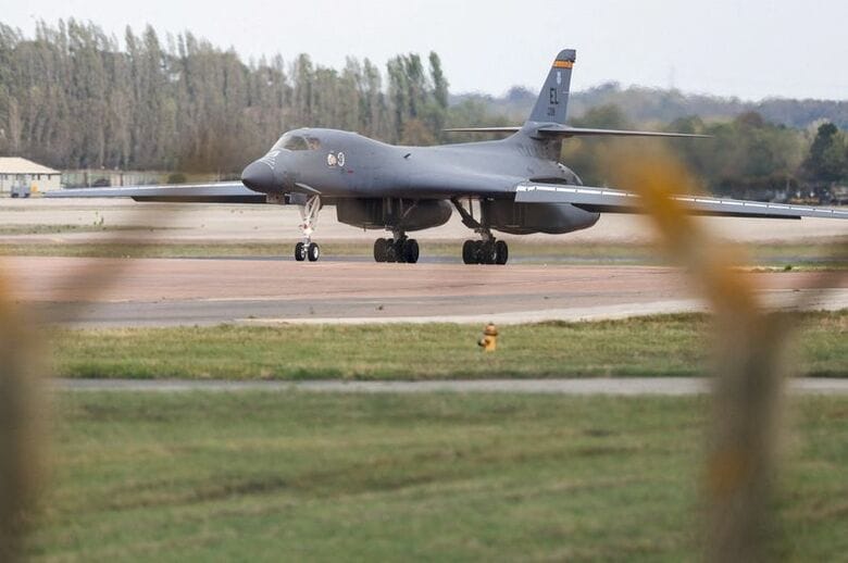 英空軍の爆撃機。9月29日、英グロスターシャー州フェアフォード空軍基地で撮影。REUTERS/Toby Shepheard
