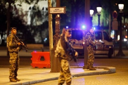 　４月２０日、フランスのパリ中心部にあるシャンゼリゼ通りで夜に発生した発砲事件について、過激派組織「イスラム国」（ＩＳ）が犯行声明を発表した。ＩＳと関連のあるＡＭＡＱ通信が明らかにした。写真は事件現場で警戒にあたる兵士ら（２０１７年　ロイター/Benoit Tessier）