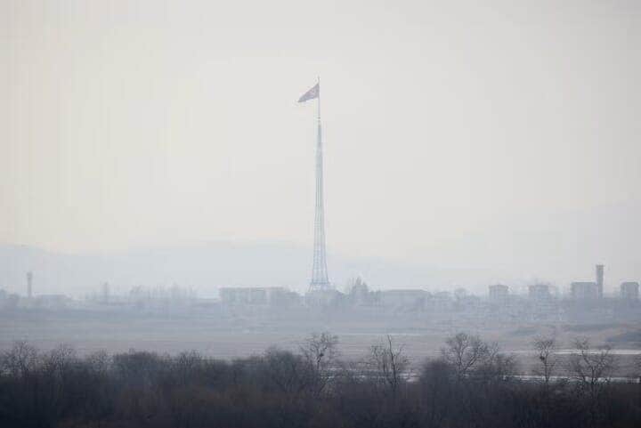７月２３日、北朝鮮は韓国軍が１９日に南北軍事境界線地帯で警告射撃を行ったと発表し、意図的な挑発行為だと主張した。写真は２０２３年２月、韓国側から北朝鮮領内を撮影（２０２５年　ロイター/Kim Hong-Ji）