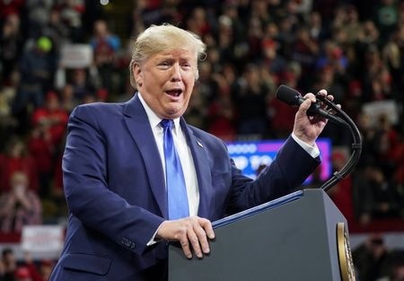 　トランプ米大統領（写真）は１４日、２０１５年のイラン核合意を新たな「トランプ・ディール」に入れ替えようというジョンソン英首相の提案に同調するコメントをツイッターに投稿した。米ウィスコンシン州で撮影（２０２０年　ロイター/Kevin Lamarque）