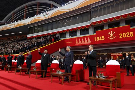 １０月１０日、    北朝鮮の金正恩朝鮮労働党総書記は、朝鮮労働党の創建を記念して９日に行われた式典で、北朝鮮の国際的地位はますます強まっていると述べた。写真は同式典に出席した金氏ら。代表撮影（２０２５年　ロイター／Sputnik/Yekaterina Shtukina）