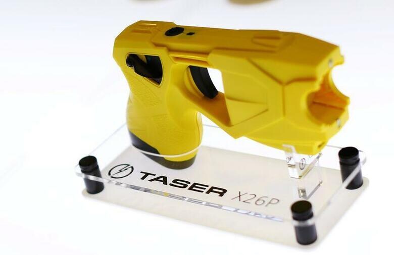 国の警官が取り締まり時に使用するスタンガンの一種「テーザー銃」。ロイターが分析したところ、テーザー銃が使われ死亡者が出たケースでは、黒人が犠牲になる比率が不釣り合いなほど大きいことが分かった。写真は警察機関の国際イベントに展示されたテーザー銃。２０１６年１０月、カリフォルニア州サンディエゴで撮影（２０２０年　ロイター/Mike Blake）