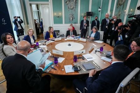 主要７カ国（Ｇ７）外相は１４日、ロシアを経済・政治的に一段と孤立させるとともに、ウクライナへ軍事支援を継続する方針を示した。また、ロシアのウクライナ軍事侵攻を受けた世界的な食料供給問題への対応も表明した。写真は１３日に独で撮影した外相ら（２０２２年　ロイター／Kay Nietfeld）