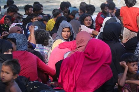 　１２月１０日、インドネシアのアチェ州に、ミャンマーのイスラム教徒少数民族ロヒンギャ４００人余りが新たにボートで漂着した。写真は浜辺で休むロヒンギャ達。インドネシアのアチェで１０日撮影（２０２３年　ロイター／Stringer）
