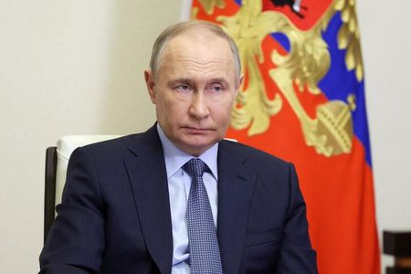 ロシアは、西側諸国との関係が過去６０年以上の間で最悪の危機に瀕している中、外国勢力によって国家機密が漏洩しかねないとの懸念から、一部の政府職員を対象に海外渡航を従来よりも制限している。写真は、同国のプーチン大統領。２０２４年４月１７日にモスクワ郊外の官邸で撮影。（２０２４年　ロイター／ Sputnik/Gavriil Grigorov/Pool via REUTERS）