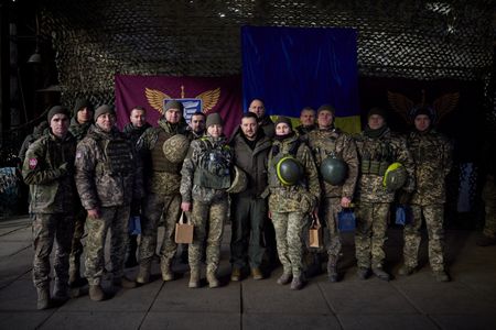 ウクライナのゼレンスキー大統領は「ウクライナ軍の日」に当たる６日、東部ドネツク州の前線近くを訪問し、同地域で戦う軍部隊を激励した。提供画像（２０２２年　ロイター）