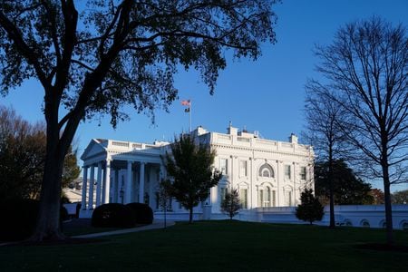 　１１月２８日、米ホワイトハウスンのジャンピエール報道官は、トランプ前大統領が白人至上主義者のニック・フエンテス氏と会食したことを非難し、人種差別や偏見、反ユダヤ主義といった「卑劣な勢力」を米社会からなくす必要があると訴えた。写真はホワイトハウス。１９日撮影（２０２２年　ロイター/Sarah Silbiger）