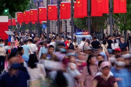 　５月１２日、中国国営シンクタンクは、同国の人口は２０２６年から２０３０年の間に「転換点」を迎え、横ばいまたは減少に転じるとの予想を発表した。写真は上海で１０日撮影（２０２１年　ロイター／Aly Song）