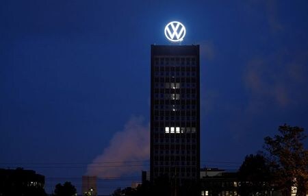 　１２月２７日、独フォルクスワーゲン（ＶＷ）は、電気自動車の生産台数が予定より早く主要目標に達する見通しを示した。写真は独ウォルフスブルクで９月９日撮影（２０１９年　ロイター/Fabian Bimmer）