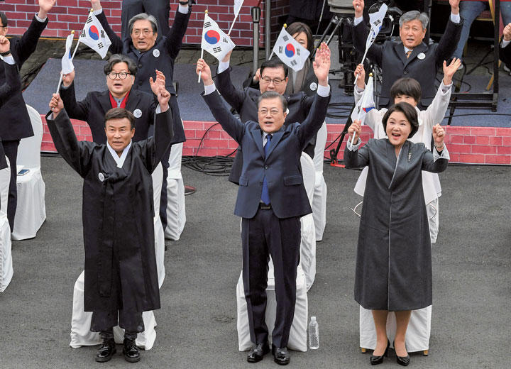 三・一独立運動記念日の式典で万歳三唱する文大統領（前列中央）　KIM MIN-HEE-POOL-REUTERS