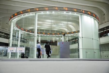 　１１月１４日、東京株式市場で日経平均は、前営業日比１１０円８２銭高の３万２６９５円９３銭と続伸して取引を終えた。写真は都内にある東京証券取引所で２０１５年６月撮影（２０２３年　ロイター／Thomas Peter）