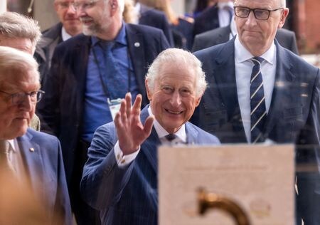 ドイツを公式訪問中のチャールズ英国王は独連邦議会で演説し、ロシアによるウクライナ侵攻を巡る両国の結束を称賛した。３０日撮影（２０２３年　ロイター/ Jens Buttner/Pool via REUTERS）