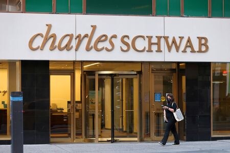 　３月１７日、米金融サービス会社チャールズ・シュワブは、シリコンバレー銀行とシグネチャー・バンクの破綻を受けて国内銀行セクターを巡る懸念が広がる中、顧客資金の大量流入により１週間でコア純資産が１６５億ドル増加したと発表した。写真は同社のオフィス。マンハッタンで２０２１年１１月撮影（２０２３年　ロイター／Andrew Kelly）