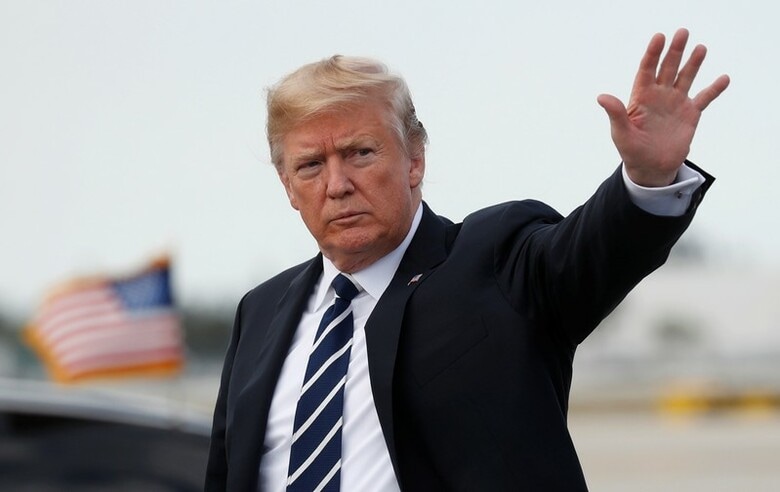 ３月９日、トランプ米大統領が国防総省に実施を求めていた軍事パレードが、１１月１１日のベテランズデー（退役軍人の日）に首都ワシントンで行われることになった。写真はウェストパームビーチに到着した同大統領。２日撮影（２０１８年　ロイター／Kevin Lamarque）
