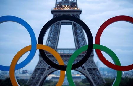 国際オリンピック委員会（ＩＯＣ）は８日、ウクライナに侵攻しているロシアとその同盟国ベラルーシの選手について、「中立」選手として２０２４年夏のパリ五輪に出場できると表明した。ただ国旗、国歌、エンブレムの使用は禁じられるほか、出場できるのは個人競技のみで、団体競技には参加できない。（２０２３年　ロイター／Christian Hartmann）