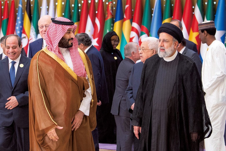 ムハンマド皇太子(左)とイランの故ライシ大統領（2023年）　DPAｰREUTERS