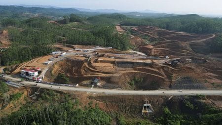 　６月３日、インドネシアの首都をジャカルタからカリマンタン島（ボルネオ島）東部に移転して新首都「ヌサンタラ」を建設する計画で、担当する新首都庁のバンバン・スサントノ長官とドニー・ラハジョエ副長官が突然辞任した。写真は建設中の新首都。２０２３年３月撮影（２０２４年　ロイター/Willy Kurniawan）