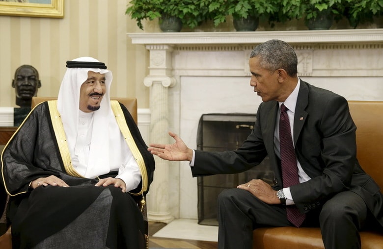 ４月１９日、２００１年の米同時攻撃９．１１をめぐるサウジアラビア政府への責任を問う上院法案について、米議員らはサウジとの関係への影響を考慮することが重要と指摘。写真左ははサウジのサルマーン・ビン・アブドゥルアズィーズ国王。米ホワイトハウスで昨年９月撮影。