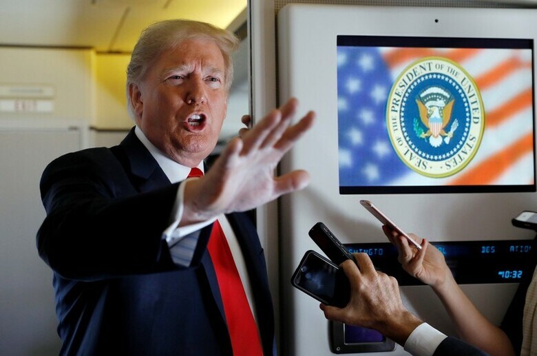 ９月７日、トランプ米大統領は、２６７０億ドル相当の中国製品に対する追加関税の用意があると明らかにした。写真は大統領専用機上で同日撮影（２０１８年　ロイター/Kevin Lamarque）