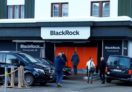 １０月２２日、米資産運用大手ブラックロックは急成長するＡＩ（人工知能）市場へのエクスポージャーを投資家に提供するため、２本の新しい上場投資信託（ＥＴＦ）をローンチした。スイス・ダボスのブラックロックのショールームで２０２０年撮影（２０２４年　ロイター/Arnd Wiegmann）