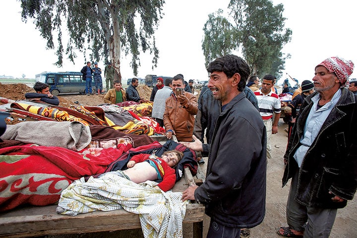 家族が空爆の犠牲となり、嘆き悲しむモスル市民　Youssef Boudlal-REUTERS