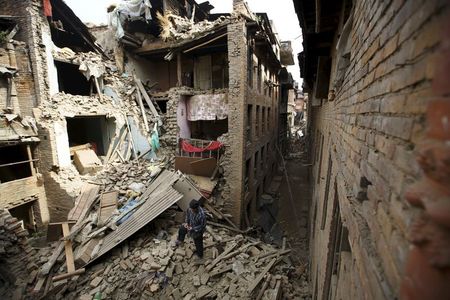 　４月２６日、ネパールで発生したＭ７．９の地震で、警察当局によると、死者数は１９１０人に達した。今後さらに増加する恐れがある。中部バクタプルで撮影（２０１５年　ロイター／Navesh Chitrakar）