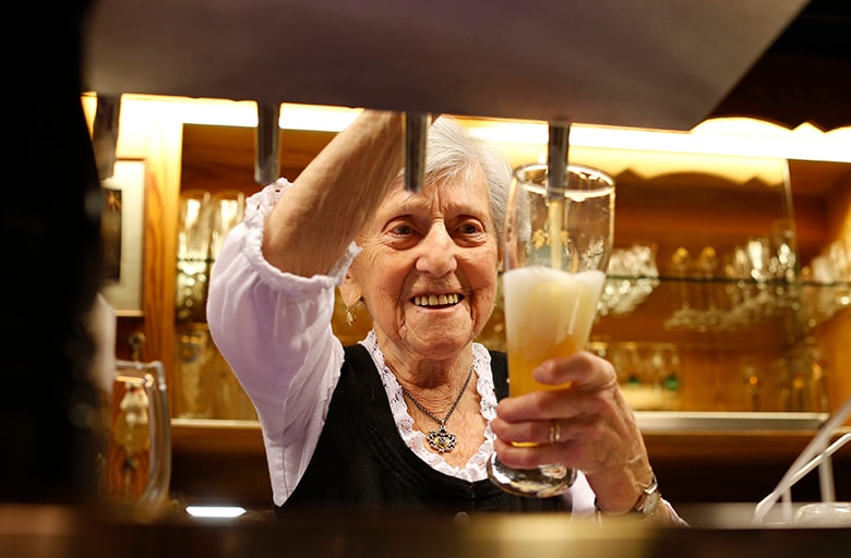 適量のアルコールを摂取すると初期アルツハイマー病患者の死亡率が下がることがわかった　Michaela Rehle-REUTERS