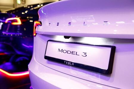 　４月３日、米電気自動車（ＥＶ）大手テスラは４月末に米国からインドに視察チームを派遣し、２０億―３０億ドル規模のＥＶ工場建設候補地について調査を行う見通しだ。写真は同社製ＥＶの「モデル３」。３月２８日、ロンドンで撮影（２０２４年　ロイター/Peter Cziborra）
