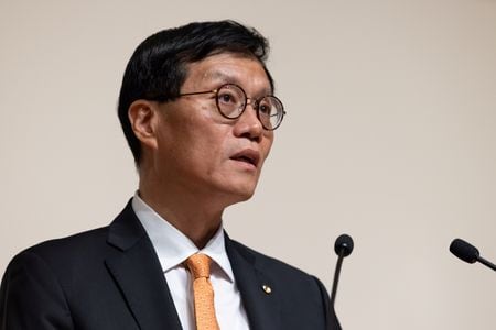 　６月１２日、韓国銀行（中央銀行）の李昌ヨン総裁（写真）は、成長下振れや金融安定を巡るリスクが政策における主要課題だとし、今年はより洗練された金融政策が必要だとの認識を示した。写真は昨年４月韓国ソウルでの代表撮影（２０２３年／ロイター）