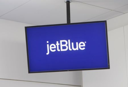 　８月１２日、スタンダード・アンド・プアーズ（Ｓ＆Ｐ）とムーディーズは、米格安航空会社ジェットブルー航空の格付けを引き下げた。写真はジェットブルーのロゴ。米ニューヨーク州で２００８年８月撮影（２０２４　ロイター／Joshua Lott）