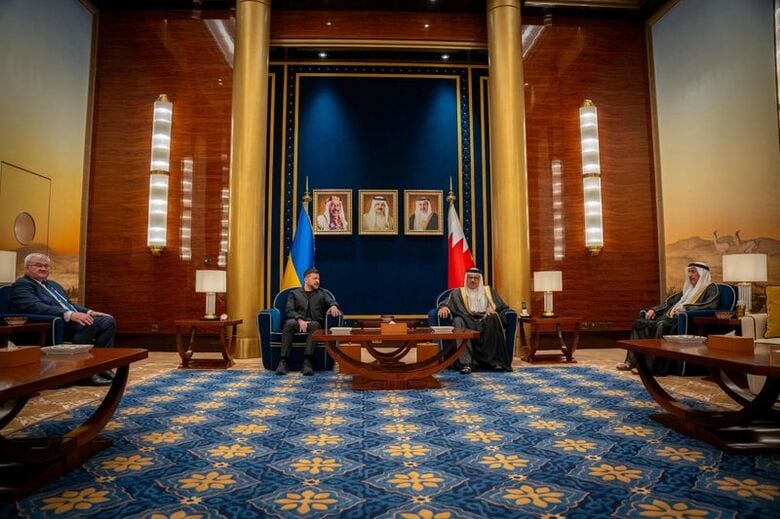 ウクライナのゼレンスキー大統領と会談するバーレーンのザイヤーニ外相。バーレーン国際空港で４日撮影の提供写真。Bahrain News Agency/Handout via REUTERS