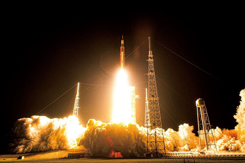 ケネディ宇宙センターから打ち上げられた月探査計画「アルテミス」のロケット（2022年11月）　JOEL KOWSKY/NASA
