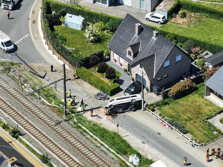5月26日、列車がスクールバスに衝突したベルギー・ブッヘンハウト近郊の踏切付近をドローンで撮影。 REUTERS/Bart Biesemans