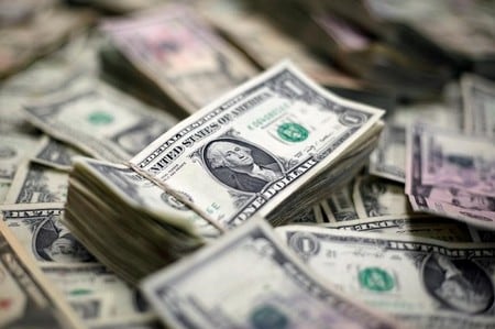 　７月１８日、ドル／円は１１３．０５円付近。１１３円ちょうど付近にあった売りをこなして１１３．０８円まで上昇した。写真は米ドル紙幣。２月撮影（２０１８年　ロイター/Jose Luis Gonzale/Illustration）