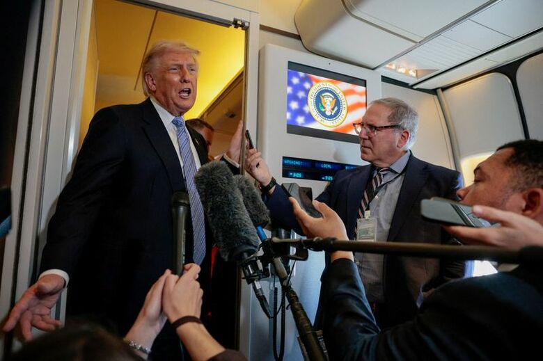 ​米大統領専用機（エアフォースワン）内で報道陣に対応するトランプ大統領。１５日撮影。REUTERS/Evan Vucci/File Photo