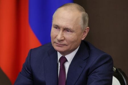 　１２月１４日、ロシアのプーチン大統領（写真）は、マクロン仏大統領と電話会談し、北大西洋条約機構（NATO）による東方拡大を回避するため、直ちに西側諸国と対話したいという意向を伝えた。写真は５日ロシアの首都モスクワでの代表撮影（２０２１年／ロイター）