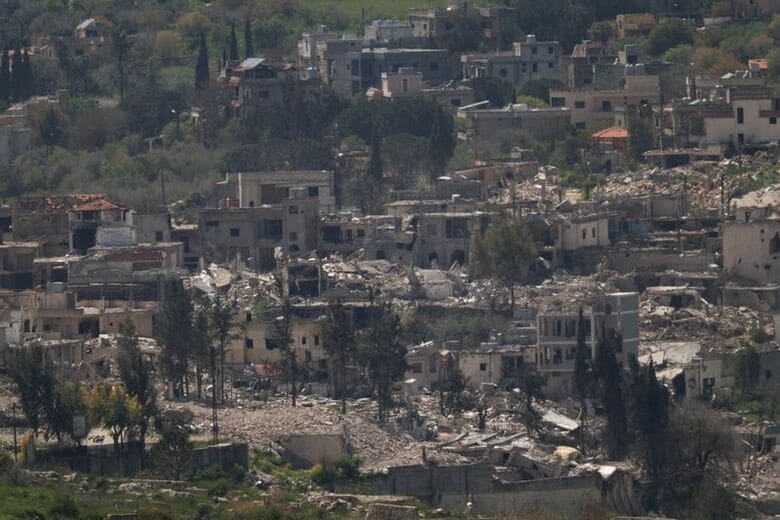 イスラエルとの国境付近、レバノン南部の破壊された家屋。イスラエル側から１３日撮影。REUTERS/Florion Goga