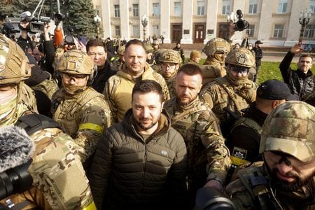 ウクライナのゼレンスキー大統領（写真）は１４日、ロシア軍が数日前に撤退を余儀なくされた南部ヘルソン市を訪れ、自国軍部隊に対して「われわれは前進している」と演説した。（2022年　ロイター/Valentyn Ogirenko）